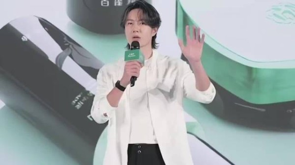 王一博今天品牌直播cut，28岁的王一博来啦