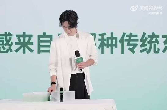 王一博今日直播状态！ 卷毛白马王子上线