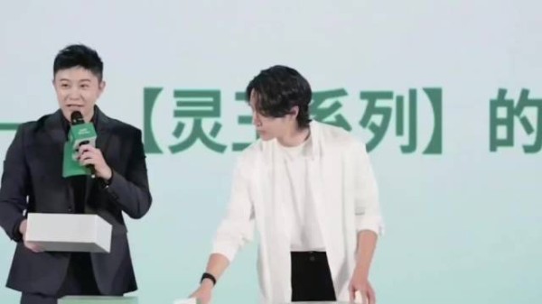 王一博被主持人拿小卡问帅不，直言 “一般” 后偷笑，真实坦率超可爱