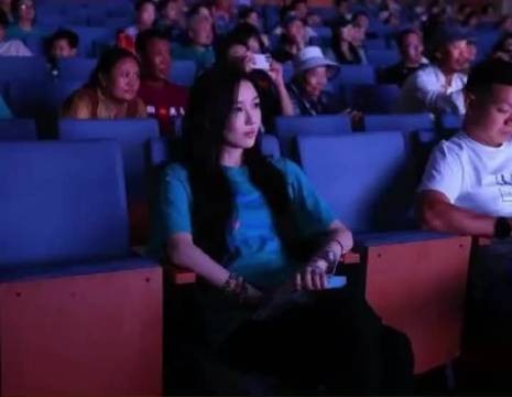 李嫣回国参加活动面部状态佳，兔唇修复痕迹几乎消失