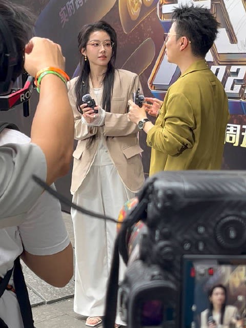 喻言超A造型亮相打歌2025红毯,现场呼声超高,太美喽