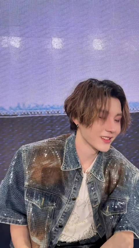 最近天天刷到李权哲面签,这么会媚是正常的吗