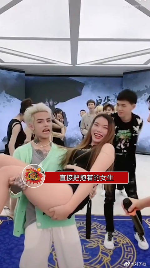 殷世航直播中将女生摔地引争议