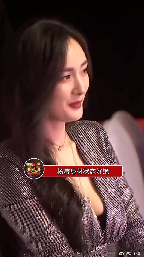 杨幂的身材状态真的好绝，走路带风，绝对的女王气场！