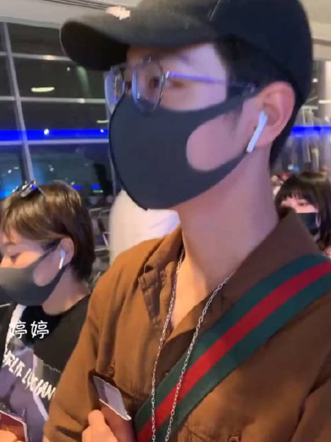 拉了焦距的特写啊,听大家聊天偷笑的战战,眼镜戴了去掉,去掉又想戴~xz