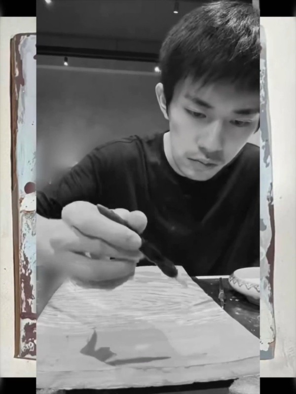 易烊千玺北京场预售开启,亲手设计瓷板画海报