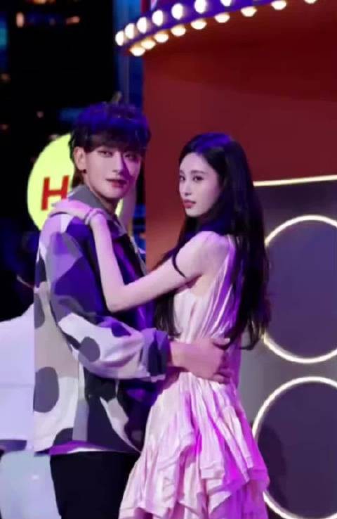 黄子韬徐艺洋游戏互动撒糖，唐国强笑看真情侣甜蜜