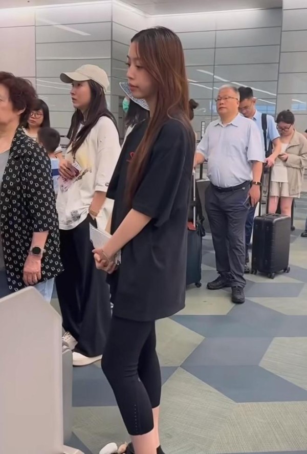 赵薇全家现身机场引热议，小四月身高受瞩目，赵薇着装低调显憔悴