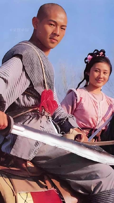 丁岚曾单恋李连杰被拒远走新加坡，61岁单身转型商界女强人