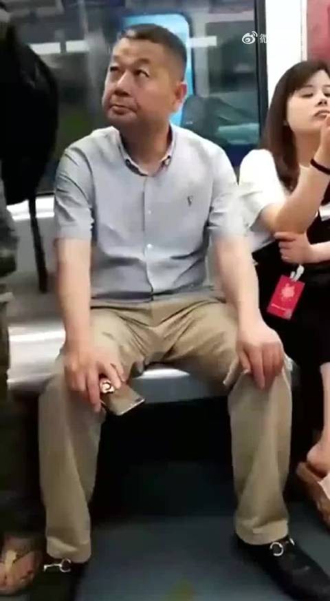 镜头对着都敢明目张胆猥亵女生，感觉不是第一次了