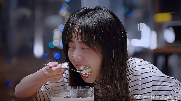 尖尖毫无形象拿大勺吃蛋糕,被凌霄撞见,场面尴尬