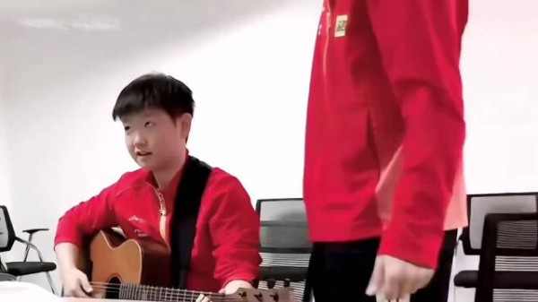 莎莎弹,楚钦盯着她的脸,楚钦弹,莎莎盯着弦,头头你咋这么宠溺啊!