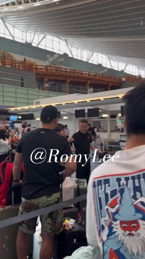 王艺迪机场分糖马琳表情痛苦大笑