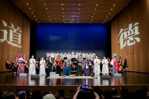 陈薪伊、濮存昕携《道德经》空降滴水湖畔，千年哲思对话年轻新城