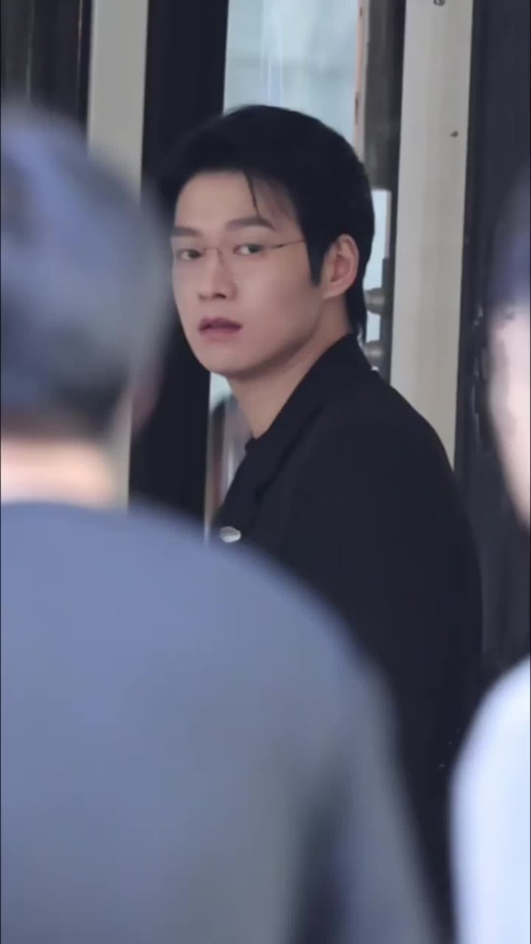 魏大勋无可替代今日路透小合集 啊啊啊金丝眼镜西装，帅到我尖叫！
