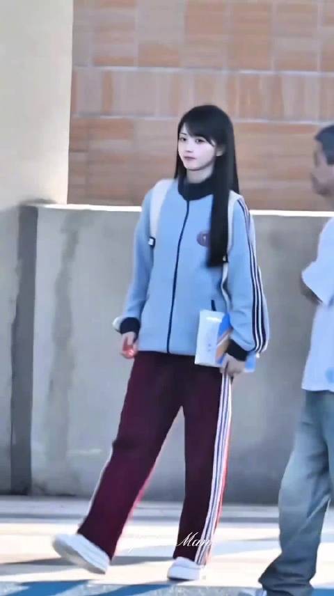 被小田萌晕！ 田曦薇穿校服我都以为穿的是阿迪