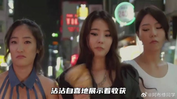 女子游走大叔之间，进行秘密交易，最后竟还顺走钱包 ….