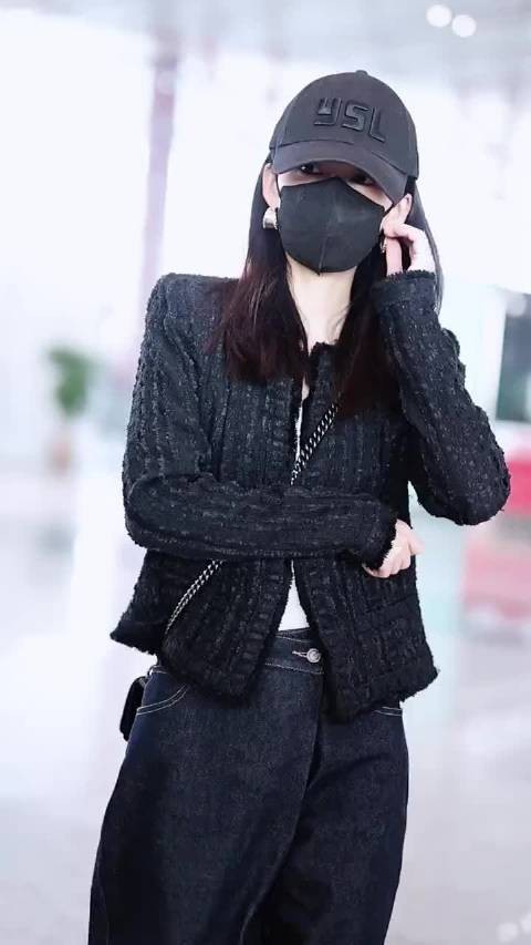 李沁亮相展现自然美