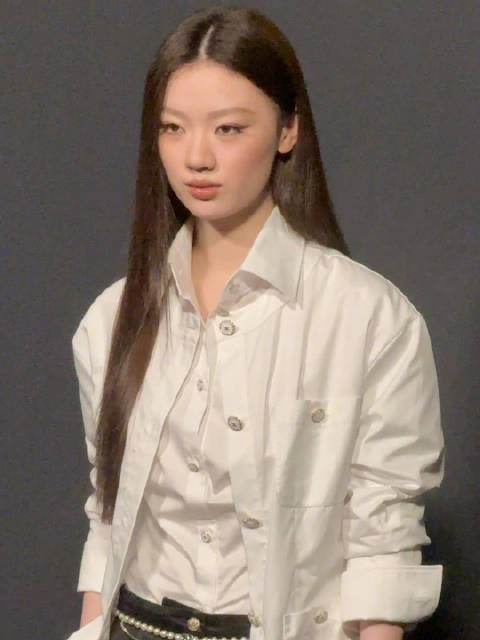 歌手单依纯亮相香奈儿蔚蓝之夜红毯