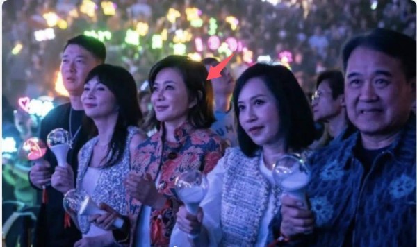 关之琳、李嘉欣去看刘德华演唱会，相差6岁，状态却截然不同