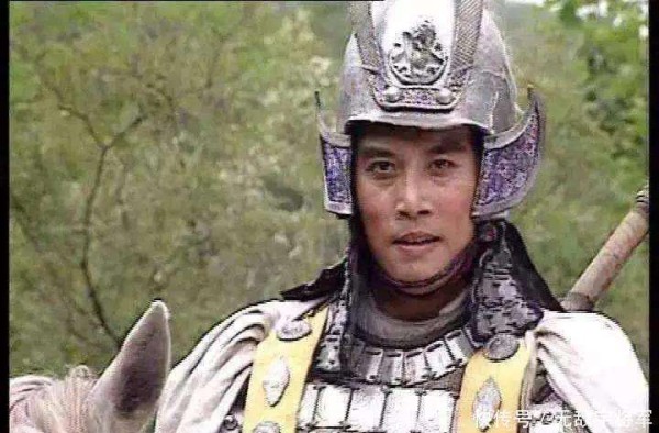 三国演义中赵云能一枪放倒裴元绍，为何三枪都没刺死周仓？