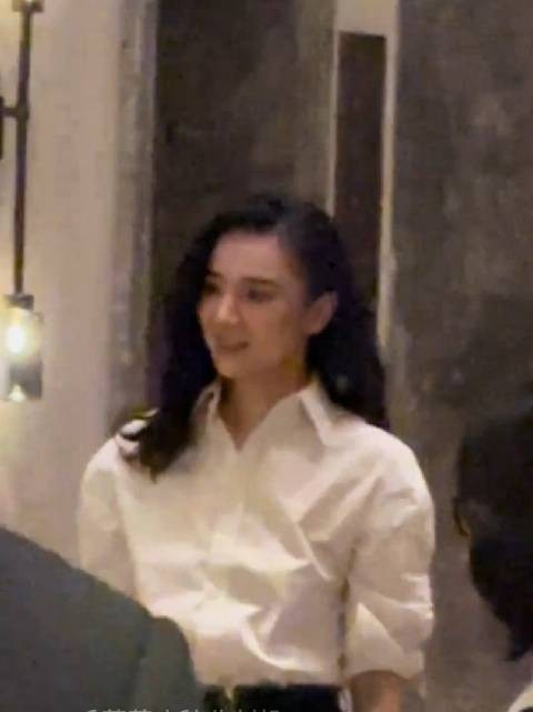 爱上宋佳简直易如反掌，从姐姐到妈妈，好美好有魅力！