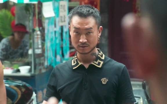 一群韩国人在美国演中国人