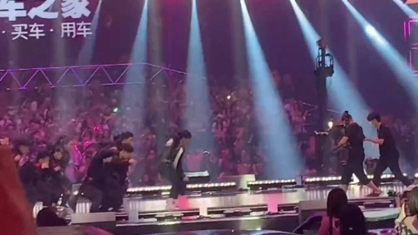 王一博领衔团队演绎游龙队形直拍