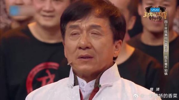 成龙回忆和兄弟的过往，泪水在眼眶打转，感动到哭