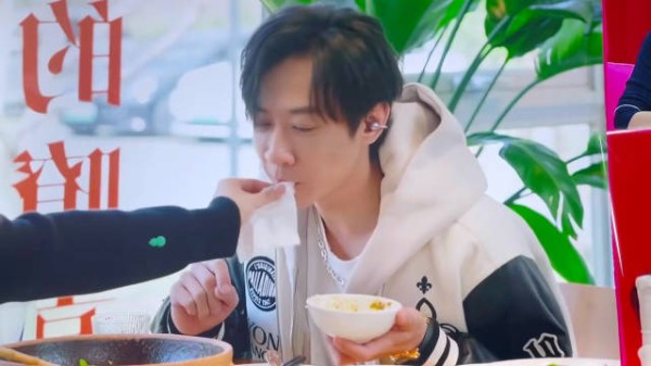 董璇真把张维伊当儿子照顾吗? 吃饭还要隔着老远擦嘴巴