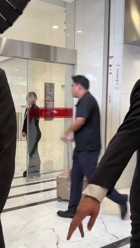 林允生图曝光引围观,下楼偶遇明星引热议