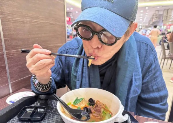 李连杰出院再报平安：出厂吃点好吃的