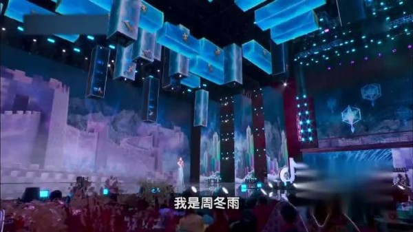 33岁周冬雨撞上35岁李沁,两人穿同色系礼裙,谁是女神一目了然