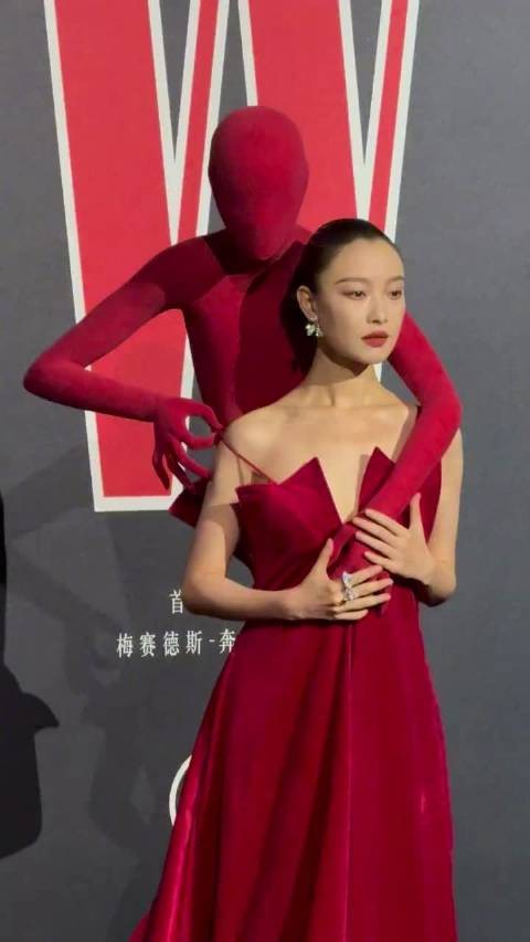 倪妮背了个人走红毯，那很有创意了