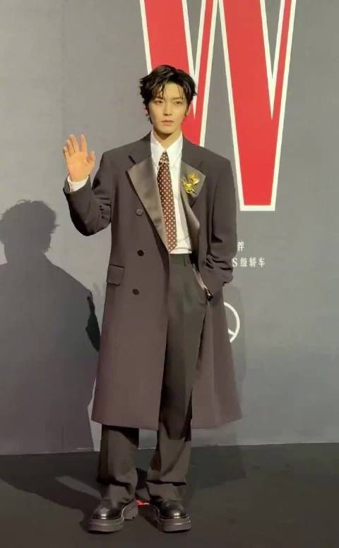 侯明昊亮相w年度光影盛典红毯