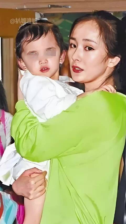 同样是离婚后当单亲妈妈，把杨幂和 杨颖放一起看，为何两人走上了不同的路？