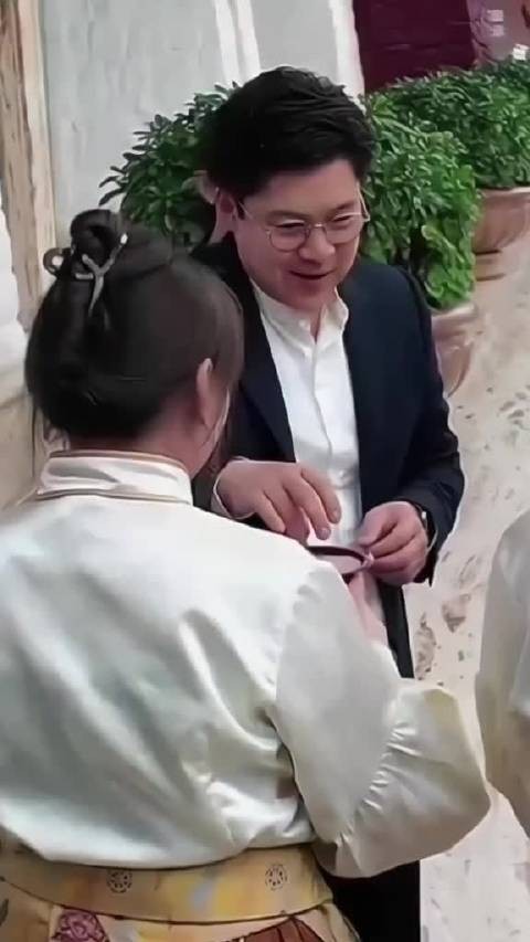 郭晶晶霍启刚同游拉萨全程甜蜜相伴