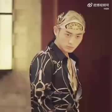 沈星毛攀新剧角色反转，筷子怼脸引观众热议