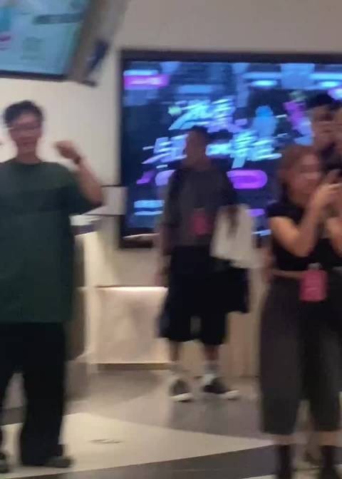 陈奕迅成都见面会与粉丝合唱十年