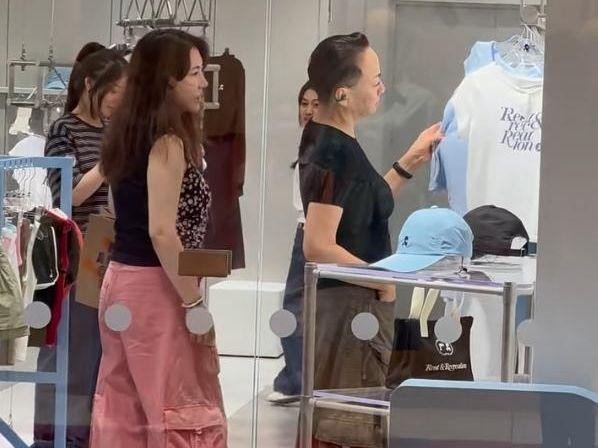 65岁宋丹丹真“没白活”，家庭地位尽显，就连儿媳也百般讨好她