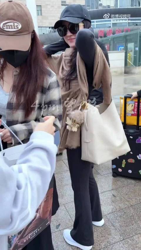 有网友在成都高铁站偶遇刘亦菲，原来她是乘坐高铁到成都滴