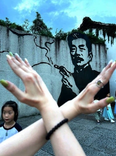 鲁迅夹烟墙画被指误导青少年？不是所有投诉都配给个说法