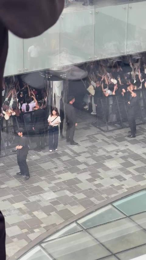 迪丽热巴三里屯生图曝光,颜值引路人惊叹