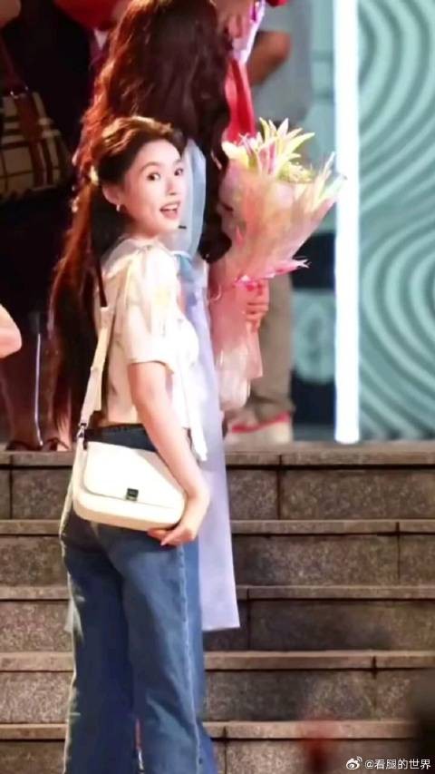 暂停看两大女神同框,章若楠林允一同回头太美了!