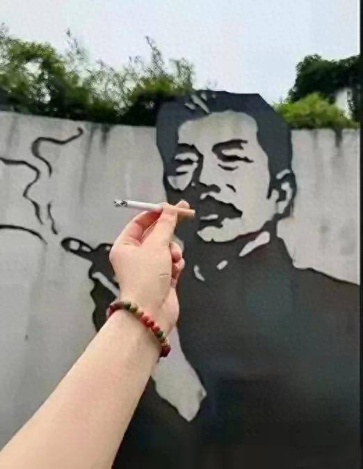 鲁迅夹烟墙画被投诉！改拳头？网友吵翻了：这不是瞎折腾吗