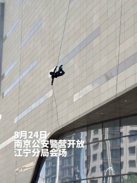 这不是拍电影！女特警超燃展示高楼索降
