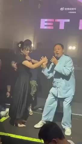 这女的真虎啊,对马老师居然下得去手