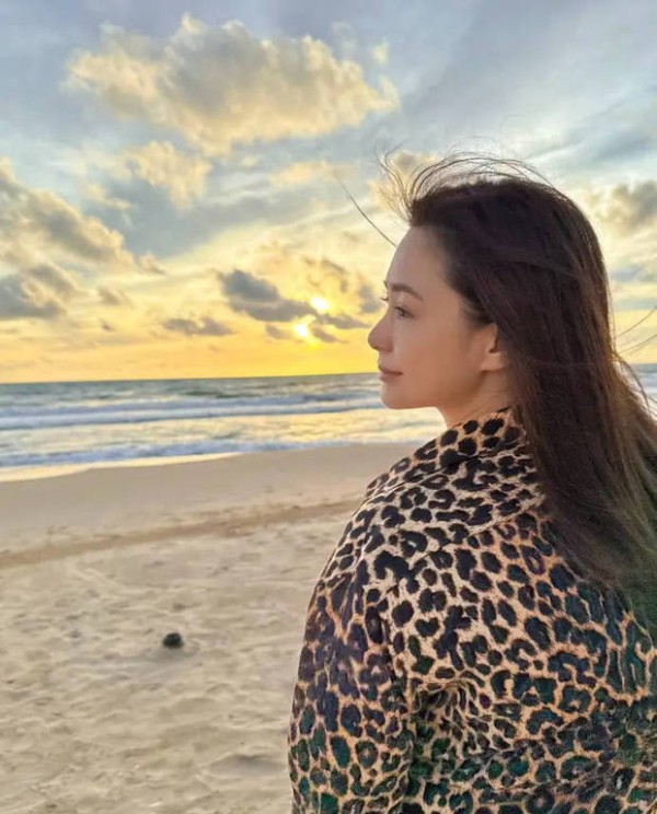 钟欣潼望向大海，静谧又文艺。
