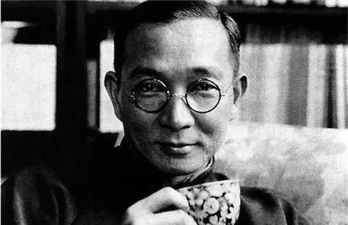 郭沫若4字嘲笑鲁迅，鲁迅加1字回怼，众人笑称：这就是老郭的一生