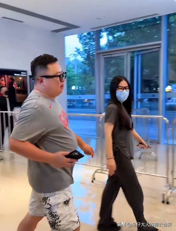 阎鹤祥看秦霄贤话剧，被杨九郎弄脸红，张九南一旁吃瓜，现场超逗